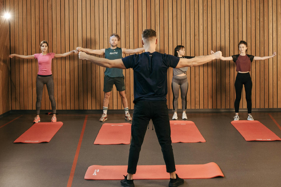 Gym Website SEO Optimization Personal trainer helping gym members with SEO tips for fitness websites.